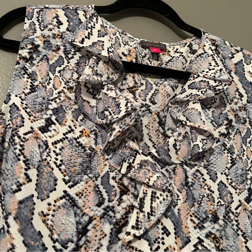 NWT Vince Camuto Sz XL Ruffle V-neck Blue Cloud Snakeskin Sleeveless Blouse Top! - Picture 3 of 9